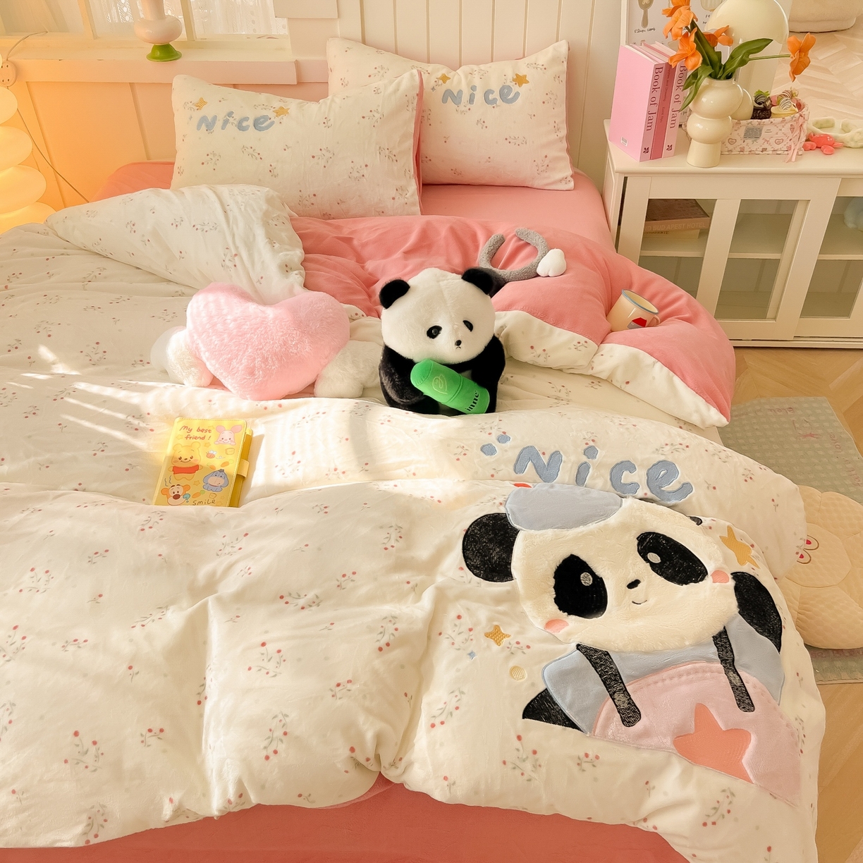 91家纺网 家纺一手货源 找家纺 子钦家纺 2025新款牛奶绒卡通贴布绣床单床笠四件套-快乐熊猫（场景二） 快乐熊猫-小花园