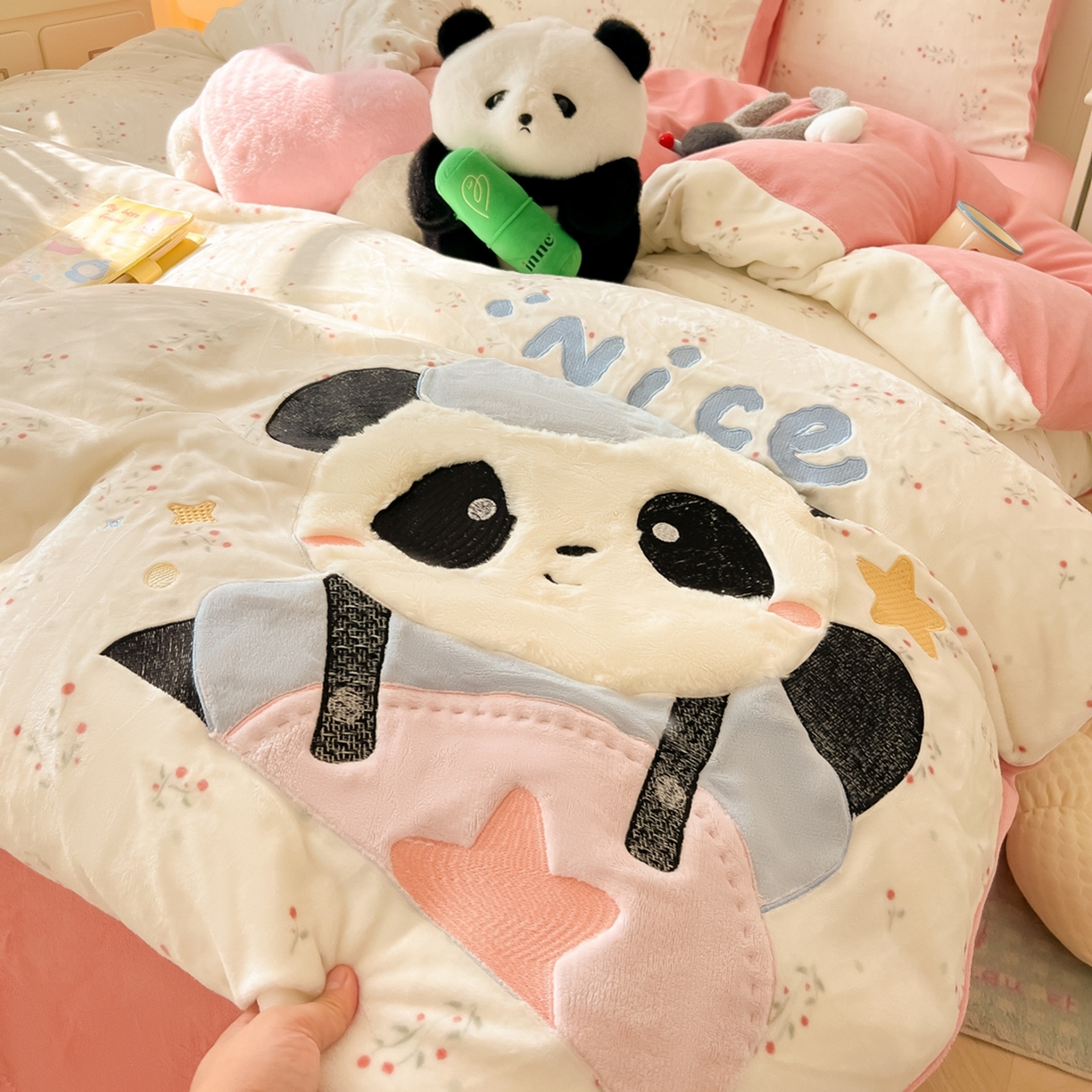 91家纺网 家纺一手货源 找家纺 子钦家纺 2025新款牛奶绒卡通贴布绣床单床笠四件套-快乐熊猫（场景二） 快乐熊猫-小花园