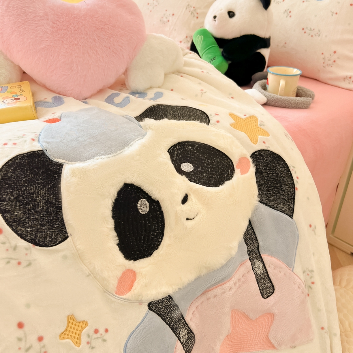 91家纺网 家纺一手货源 找家纺 子钦家纺 2025新款牛奶绒卡通贴布绣床单床笠四件套-快乐熊猫（场景二） 快乐熊猫-小花园