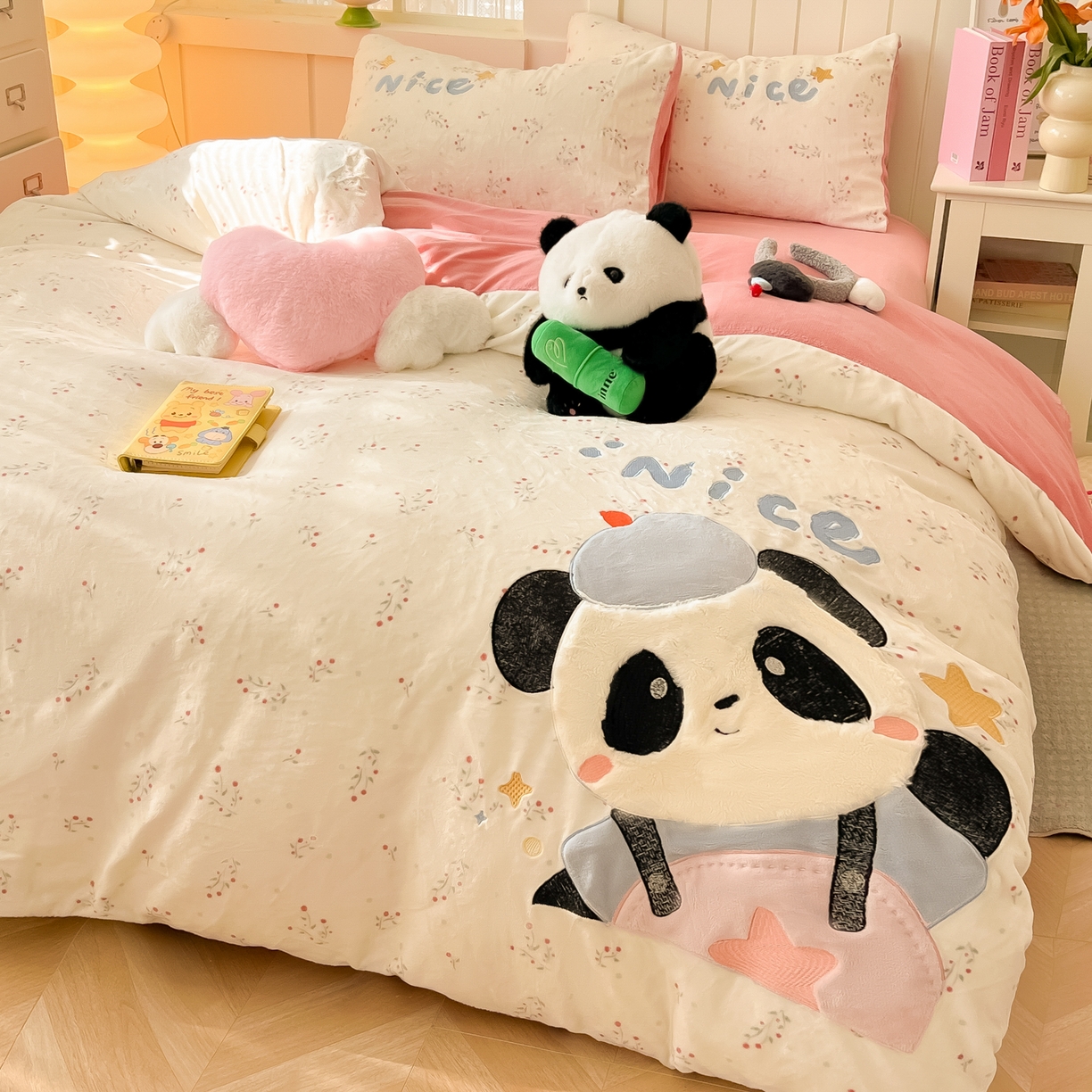 91家纺网 家纺一手货源 找家纺 子钦家纺 2025新款牛奶绒卡通贴布绣床单床笠四件套-快乐熊猫（场景二） 快乐熊猫-小花园