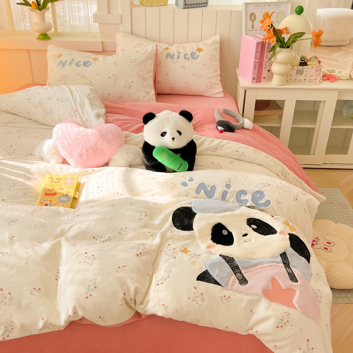91家纺网 家纺一手货源 找家纺 子钦家纺 2025新款牛奶绒卡通贴布绣床单床笠四件套-快乐熊猫（场景二） 快乐熊猫-小花园