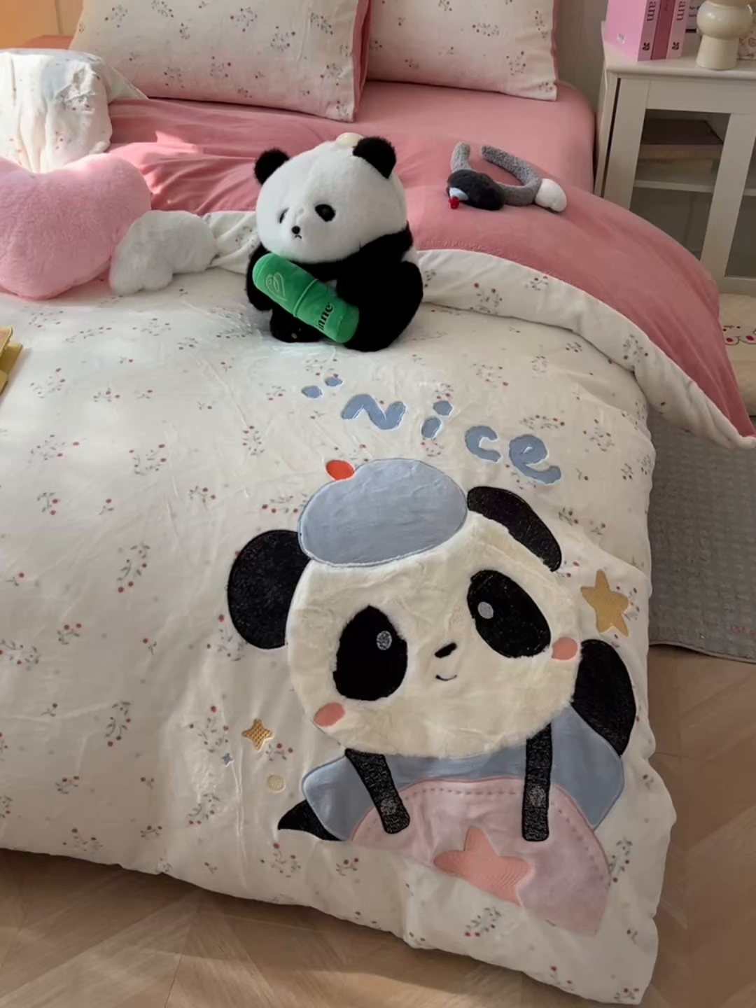 91家纺网 家纺一手货源 找家纺 子钦家纺 2025新款牛奶绒卡通贴布绣床单床笠四件套-快乐熊猫（场景二） 快乐熊猫-小花园