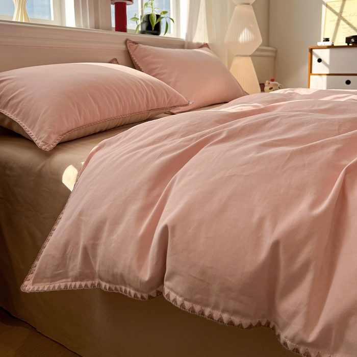 91家纺网 家纺一手货源 找家纺 棉生活家纺 2025新款简约北欧风全棉纯棉磨毛贝壳边四件套 粉黛