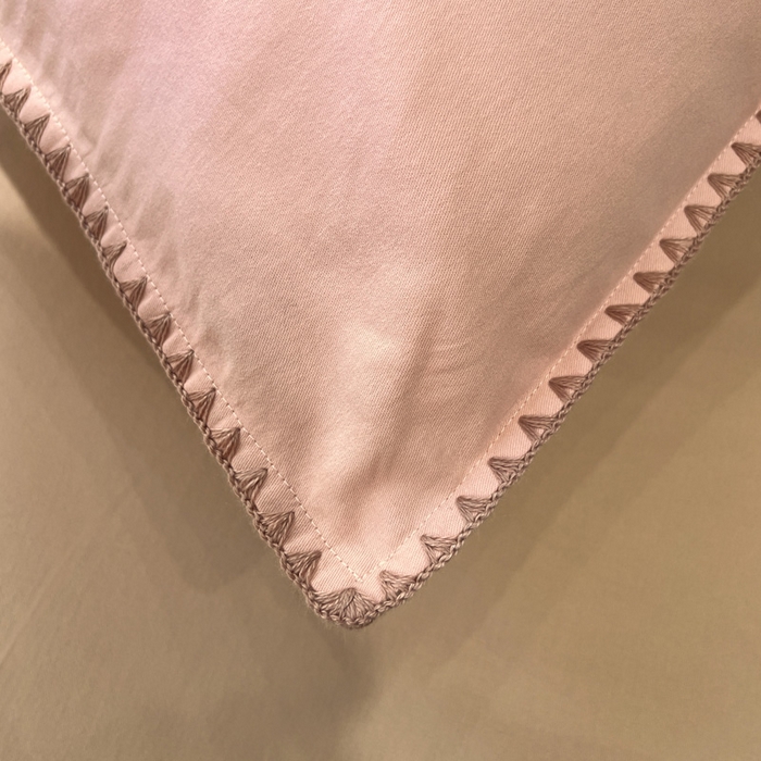 91家纺网 家纺一手货源 找家纺 棉生活家纺 2025新款简约北欧风全棉纯棉磨毛贝壳边四件套 粉黛