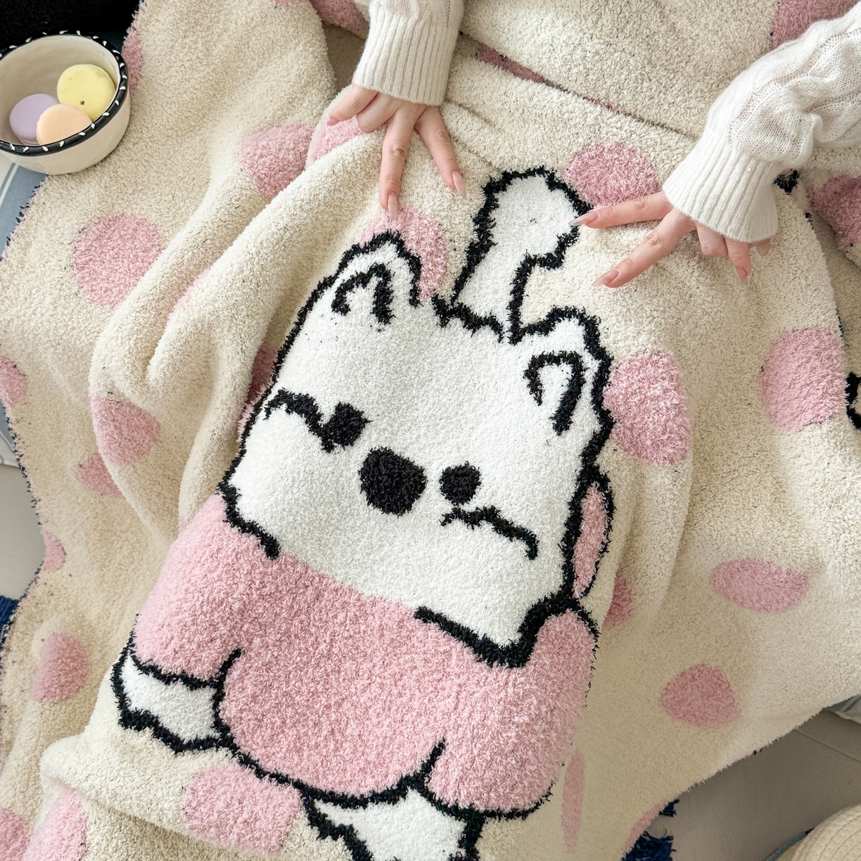 91家纺网 家纺一手货源 找家纺 （总）丹本家纺 2025新款设计师原创多功能针织半边绒毛毯午休毯盖毯加厚毯子