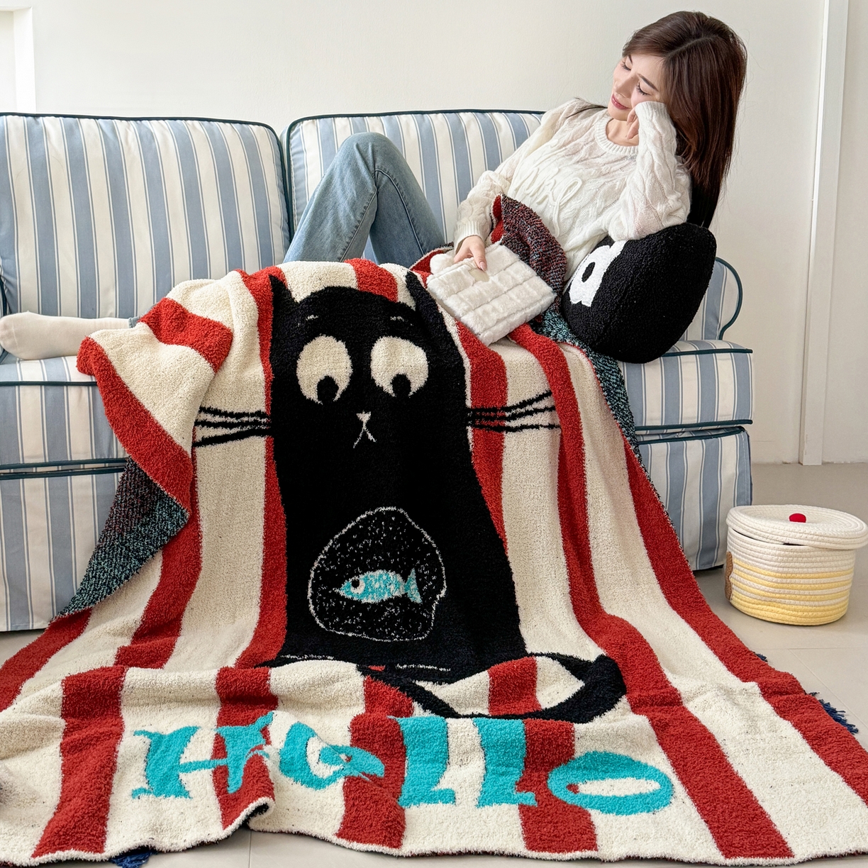 91家纺网 家纺一手货源 找家纺 丹本家纺 2025新款设计师原创多功能针织半边绒毛毯午休毯盖毯加厚毯子 你好猫先生