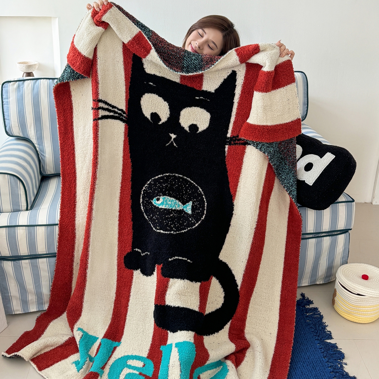 91家纺网 家纺一手货源 找家纺 丹本家纺 2025新款设计师原创多功能针织半边绒毛毯午休毯盖毯加厚毯子 你好猫先生