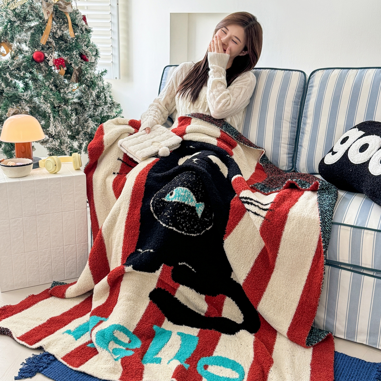 91家纺网 家纺一手货源 找家纺 丹本家纺 2025新款设计师原创多功能针织半边绒毛毯午休毯盖毯加厚毯子 你好猫先生