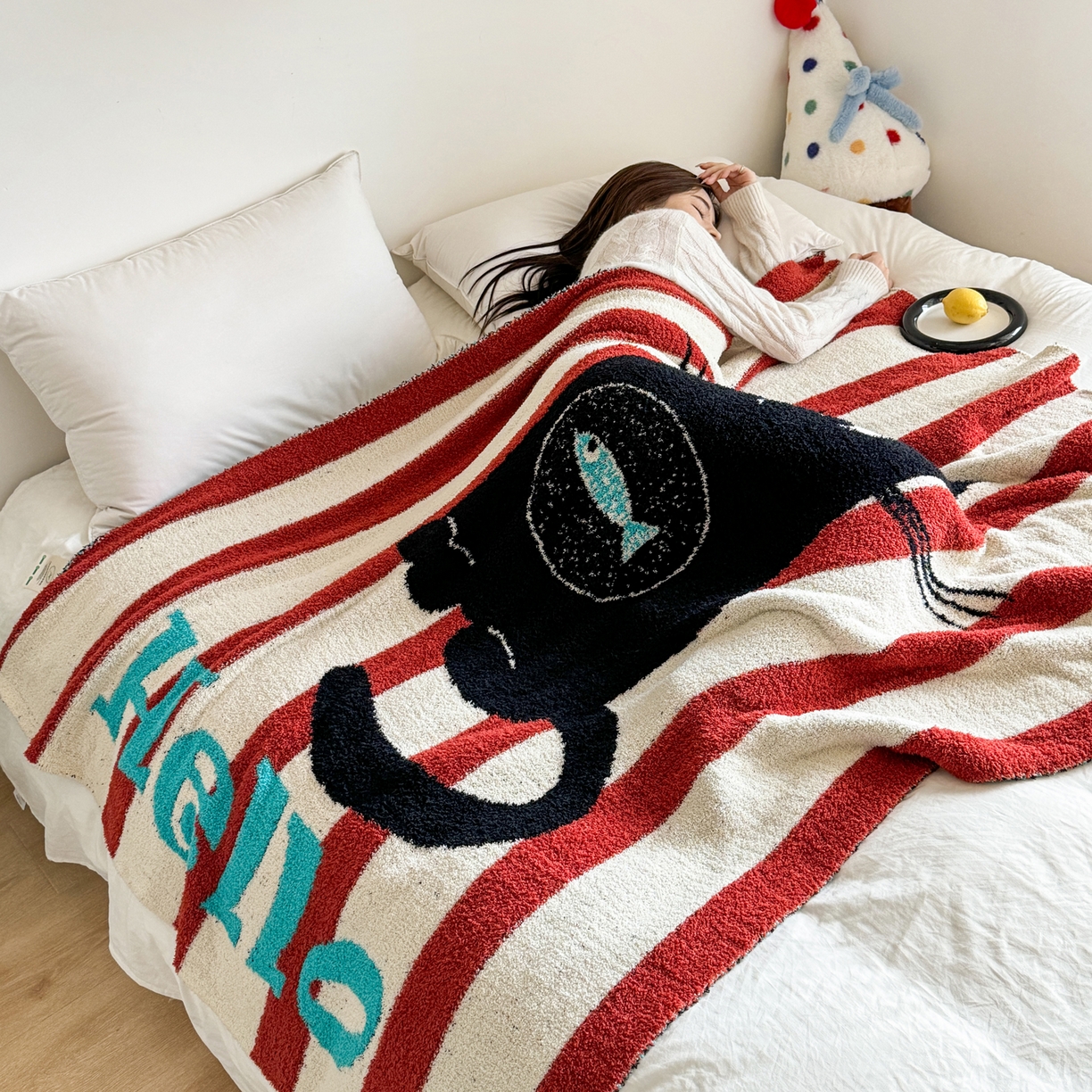 91家纺网 家纺一手货源 找家纺 丹本家纺 2025新款设计师原创多功能针织半边绒毛毯午休毯盖毯加厚毯子 你好猫先生