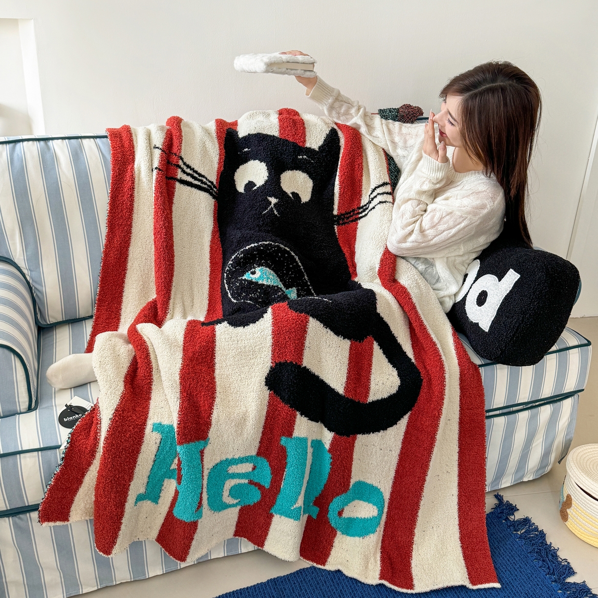 91家纺网 家纺一手货源 找家纺 丹本家纺 2025新款设计师原创多功能针织半边绒毛毯午休毯盖毯加厚毯子 你好猫先生