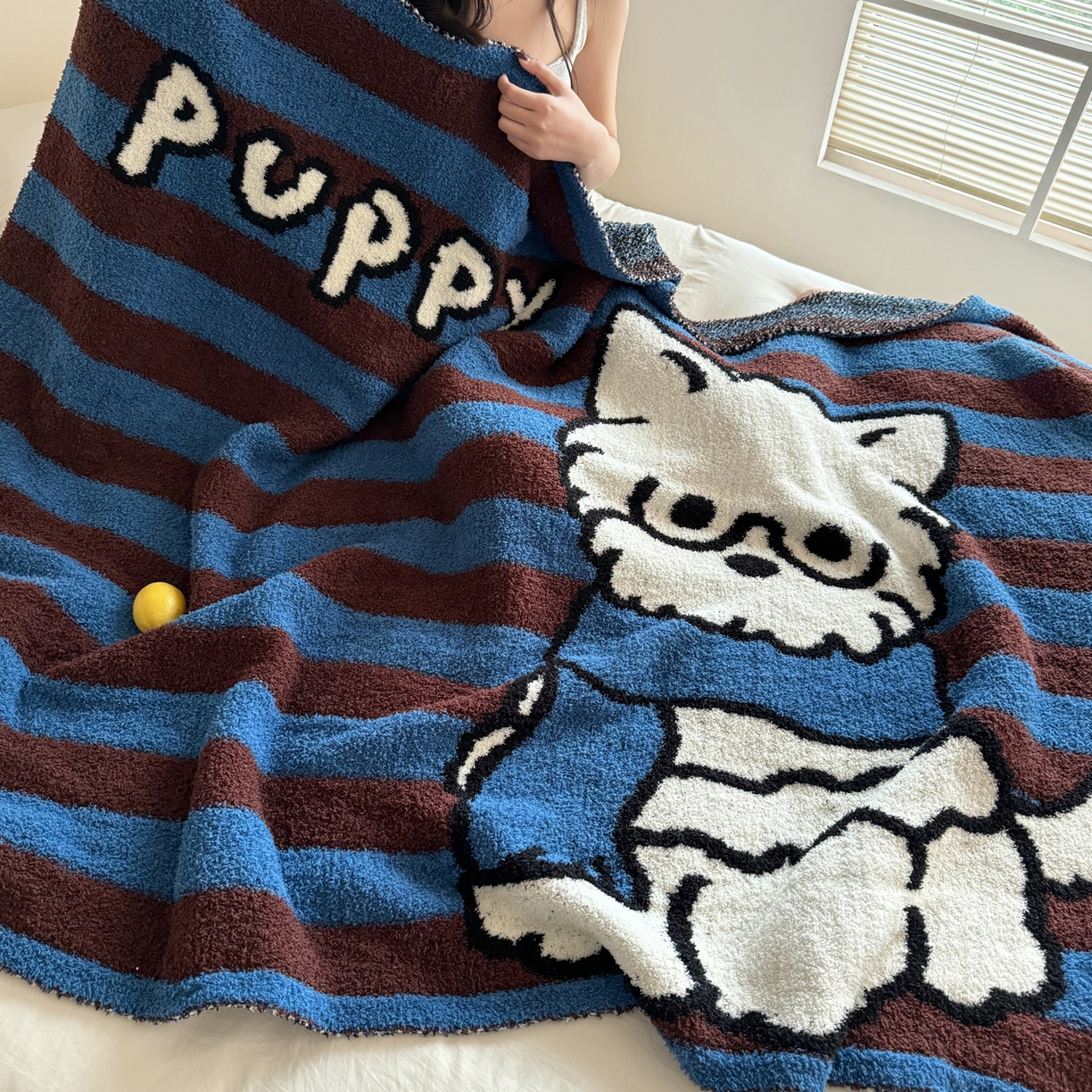 91家纺网 家纺一手货源 找家纺 丹本家纺 2025新款设计师原创多功能针织半边绒毛毯午休毯盖毯加厚毯子 蓝条绅士狗