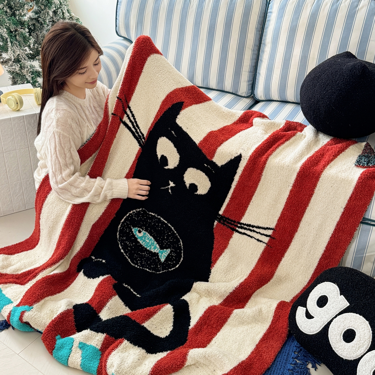 91家纺网 家纺一手货源 找家纺 丹本家纺 2025新款设计师原创多功能针织半边绒毛毯午休毯盖毯加厚毯子 你好猫先生