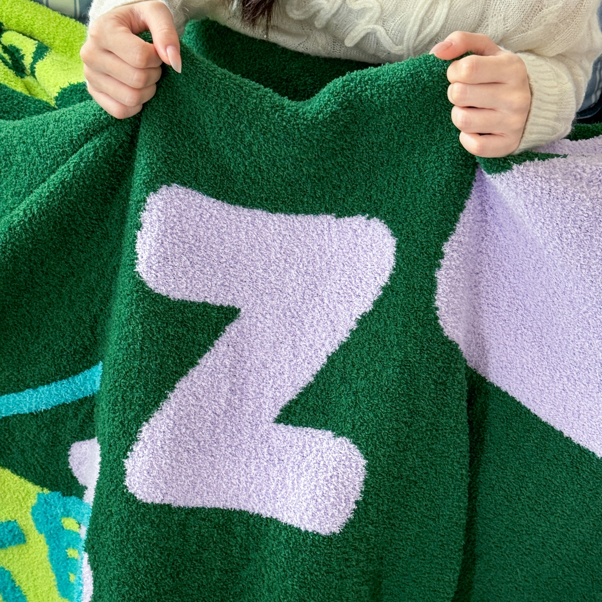 91家纺网 家纺一手货源 找家纺 丹本家纺 2025新款设计师原创多功能针织半边绒毛毯午休毯盖毯加厚毯子 休息一下