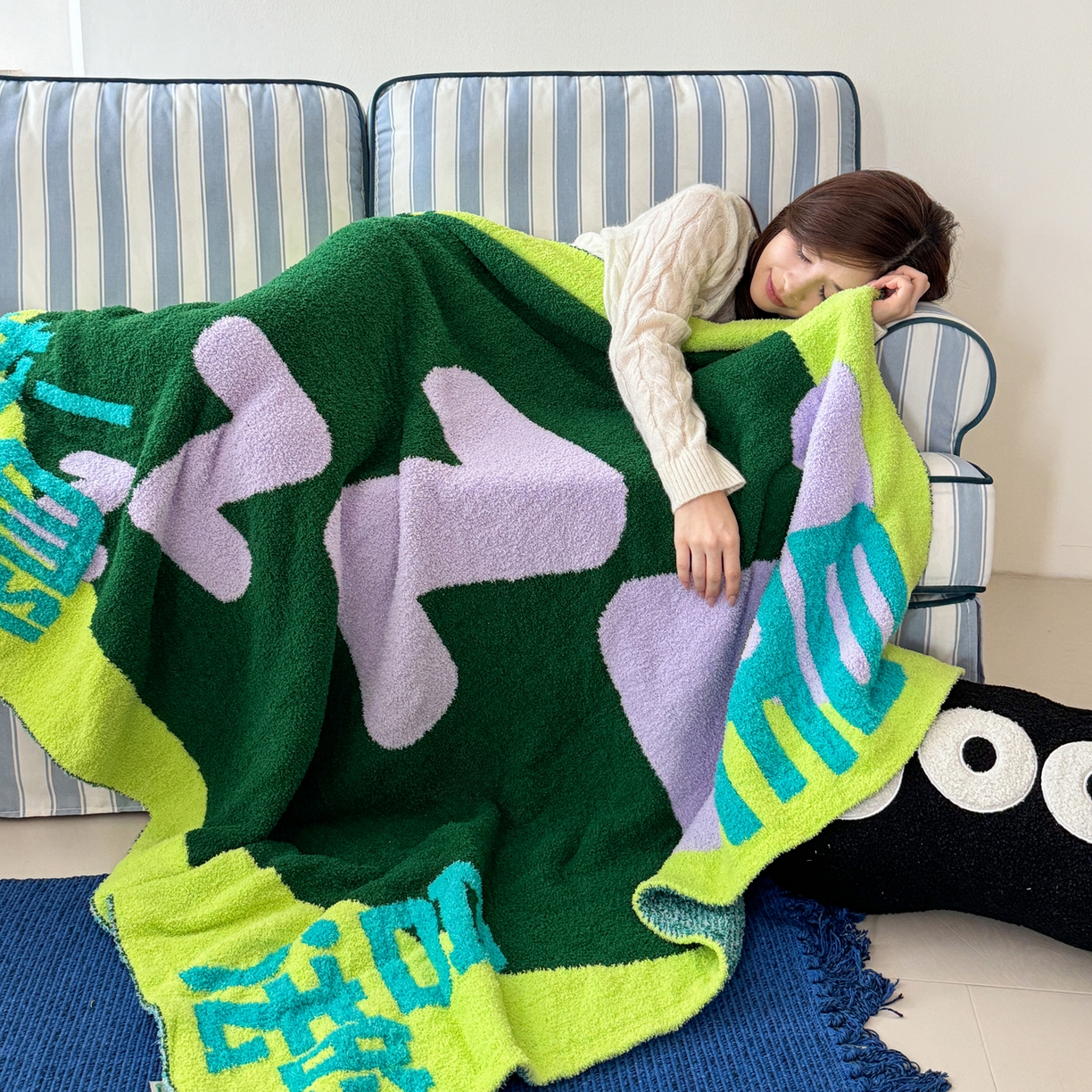 91家纺网 家纺一手货源 找家纺 丹本家纺 2025新款设计师原创多功能针织半边绒毛毯午休毯盖毯加厚毯子 休息一下