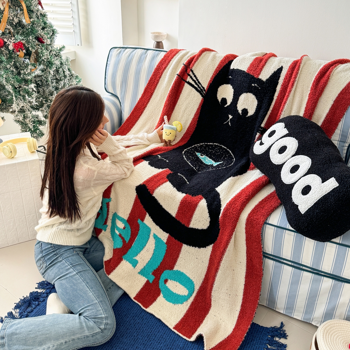 91家纺网 家纺一手货源 找家纺 丹本家纺 2025新款设计师原创多功能针织半边绒毛毯午休毯盖毯加厚毯子 你好猫先生