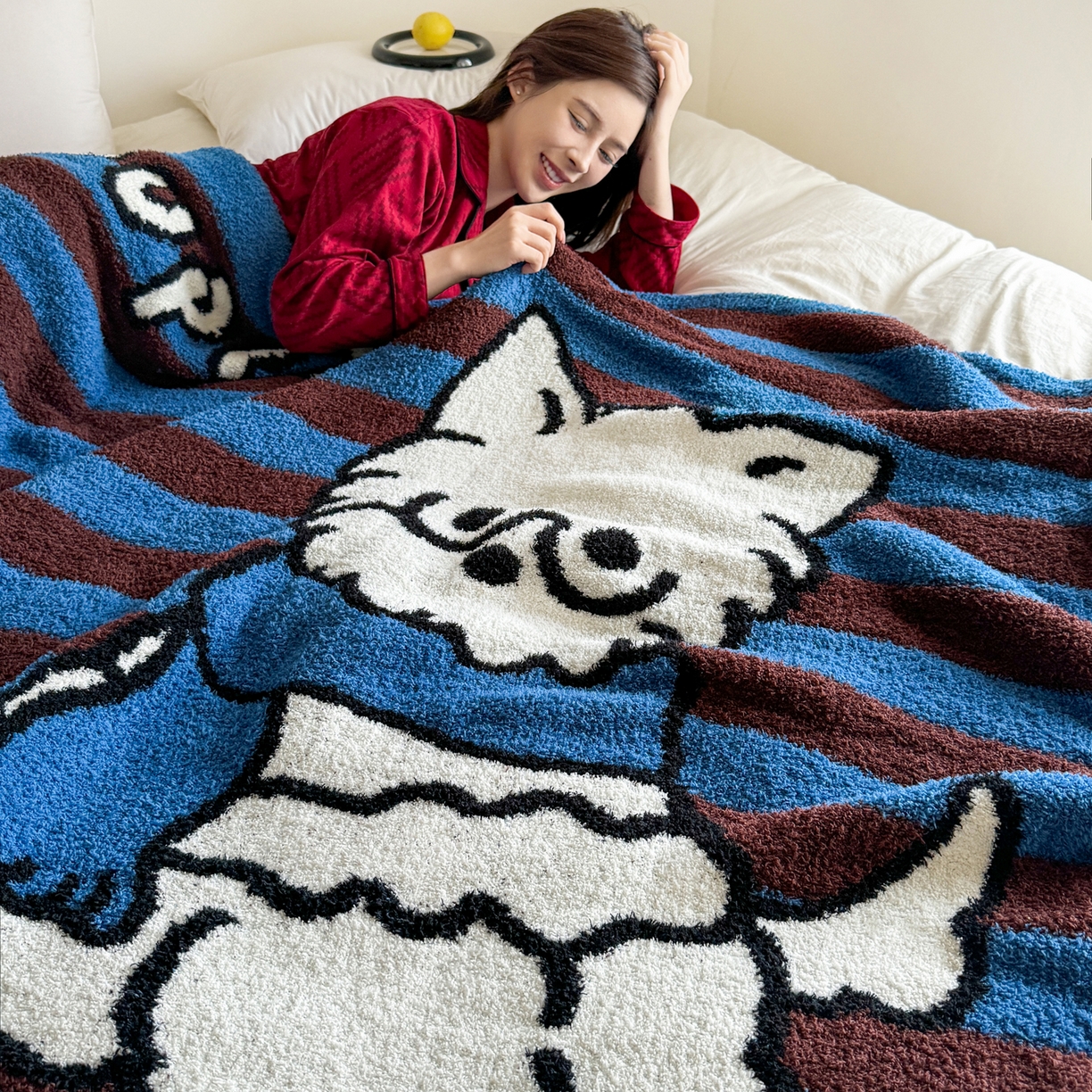 91家纺网 家纺一手货源 找家纺 丹本家纺 2025新款设计师原创多功能针织半边绒毛毯午休毯盖毯加厚毯子 蓝条绅士狗