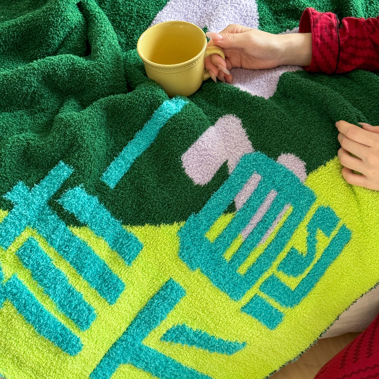 91家纺网 家纺一手货源 找家纺 丹本家纺 2025新款设计师原创多功能针织半边绒毛毯午休毯盖毯加厚毯子 休息一下