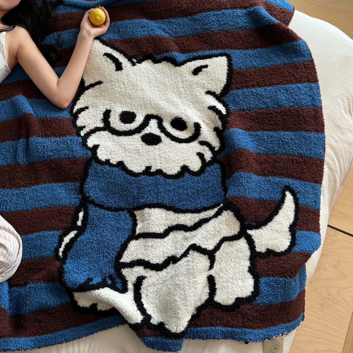 91家纺网 家纺一手货源 找家纺 丹本家纺 2025新款设计师原创多功能针织半边绒毛毯午休毯盖毯加厚毯子 蓝条绅士狗