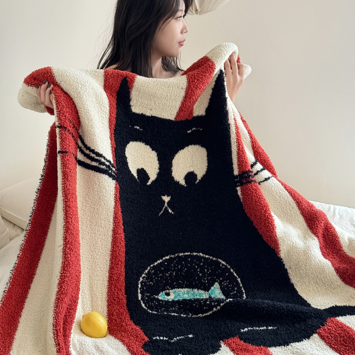 91家纺网 家纺一手货源 找家纺 丹本家纺 2025新款设计师原创多功能针织半边绒毛毯午休毯盖毯加厚毯子 你好猫先生