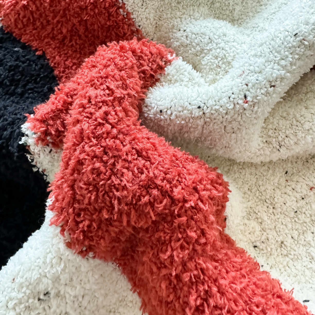 91家纺网 家纺一手货源 找家纺 丹本家纺 2025新款设计师原创多功能针织半边绒毛毯午休毯盖毯加厚毯子 你好猫先生