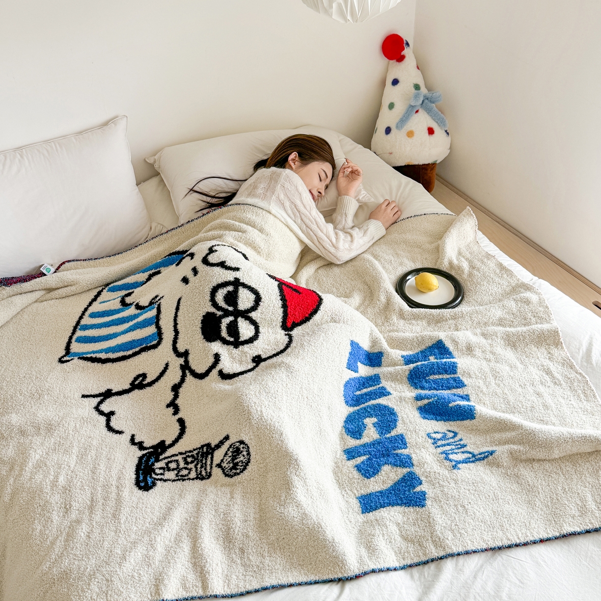 91家纺网 家纺一手货源 找家纺 丹本家纺 2025新款设计师原创多功能针织半边绒毛毯午休毯盖毯加厚毯子 幸运送餐狗