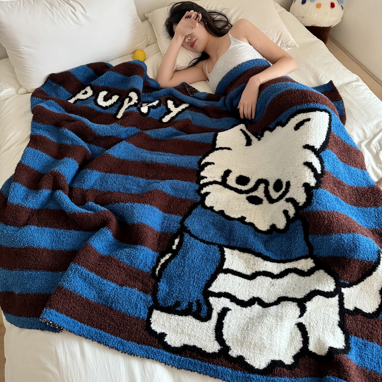 91家纺网 家纺一手货源 找家纺 丹本家纺 2025新款设计师原创多功能针织半边绒毛毯午休毯盖毯加厚毯子 蓝条绅士狗