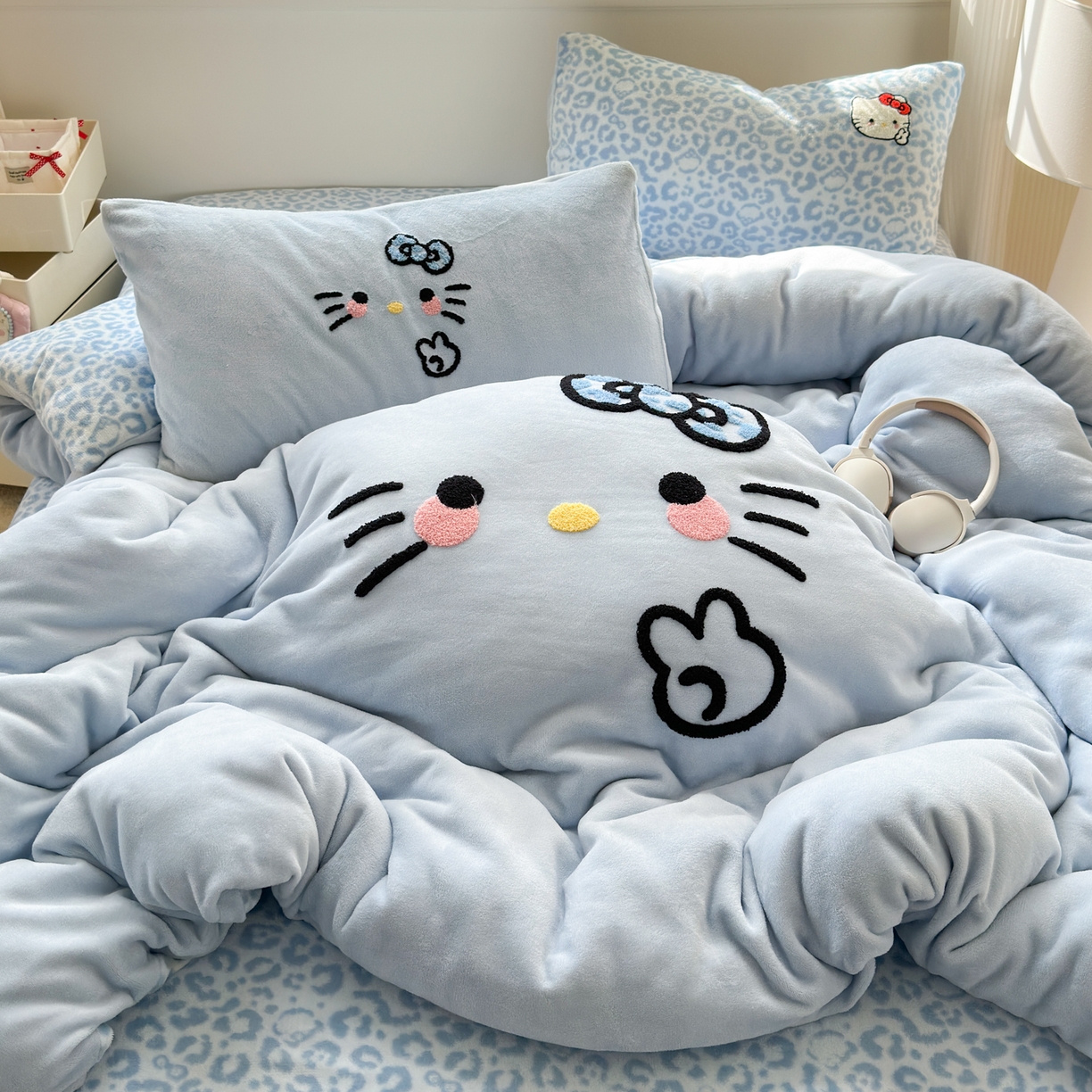 91家纺网 家纺一手货源 找家纺 乐童家纺 2025新款小清新牛奶绒毛巾绣四件套-第二波 豹纹KT蓝