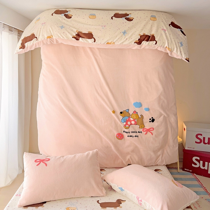 91家纺网 家纺一手货源 找家纺 一霖家纺 2025新款小清新牛奶绒毛巾绣四件套-第二波 面包腊肠狗