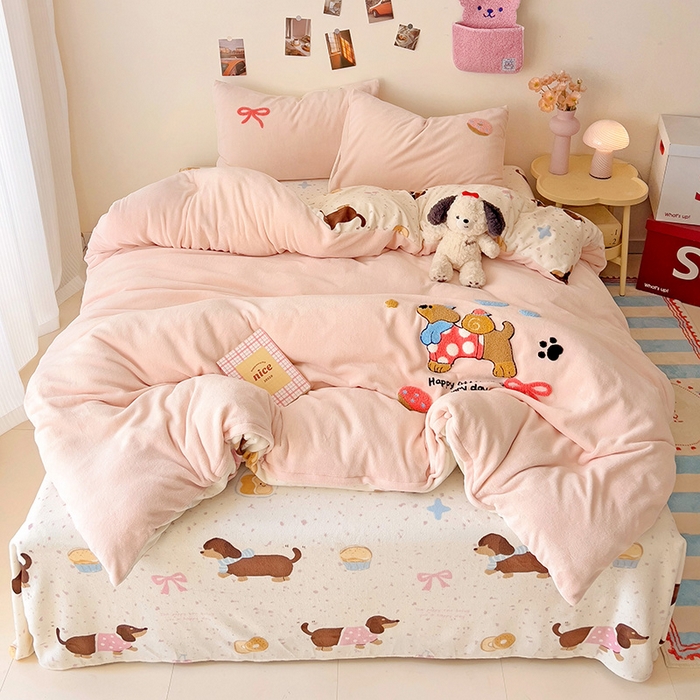 91家纺网 家纺一手货源 找家纺 一霖家纺 2025新款小清新牛奶绒毛巾绣四件套-第二波 面包腊肠狗