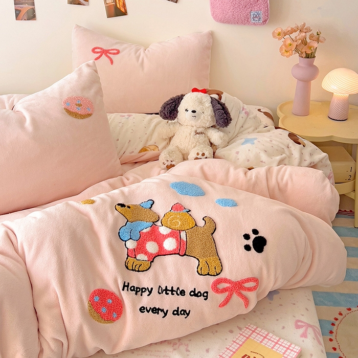 91家纺网 家纺一手货源 找家纺 一霖家纺 2025新款小清新牛奶绒毛巾绣四件套-第二波 面包腊肠狗