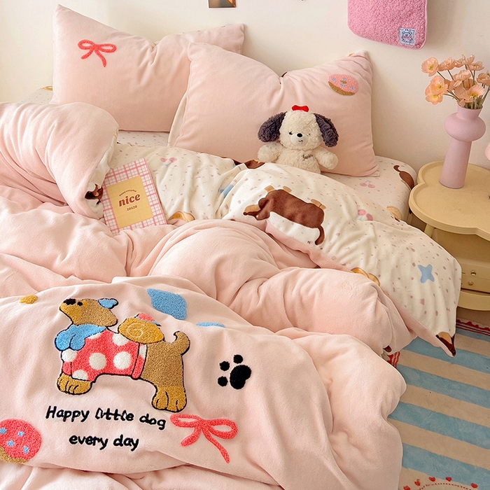一霖家纺 2025新款小清新牛奶绒毛巾绣四件套-第二波 面包腊肠狗