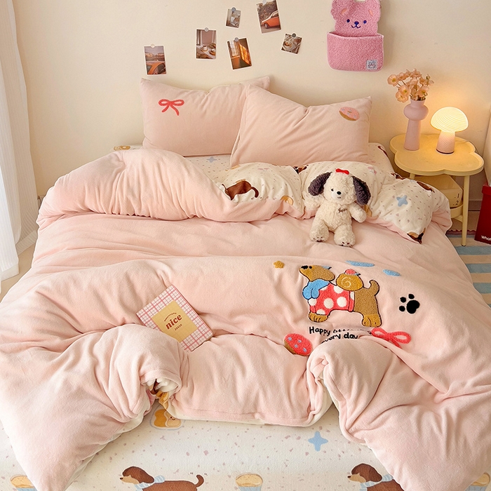 91家纺网 家纺一手货源 找家纺 一霖家纺 2025新款小清新牛奶绒毛巾绣四件套-第二波 面包腊肠狗