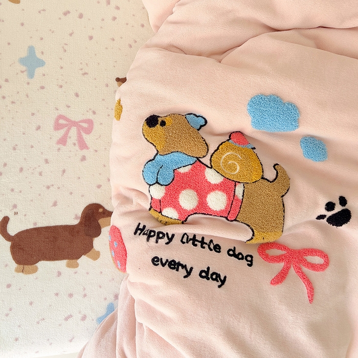 91家纺网 家纺一手货源 找家纺 一霖家纺 2025新款小清新牛奶绒毛巾绣四件套-第二波 面包腊肠狗