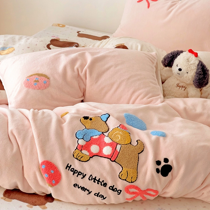 91家纺网 家纺一手货源 找家纺 一霖家纺 2025新款小清新牛奶绒毛巾绣四件套-第二波 面包腊肠狗