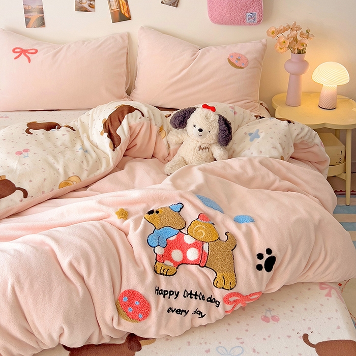 91家纺网 家纺一手货源 找家纺 一霖家纺 2025新款小清新牛奶绒毛巾绣四件套-第二波 面包腊肠狗