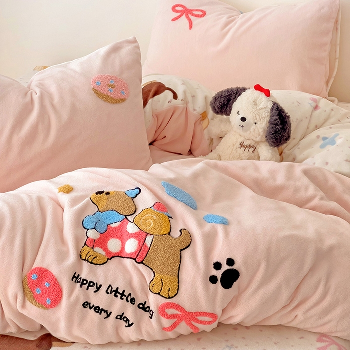 91家纺网 家纺一手货源 找家纺 一霖家纺 2025新款小清新牛奶绒毛巾绣四件套-第二波 面包腊肠狗