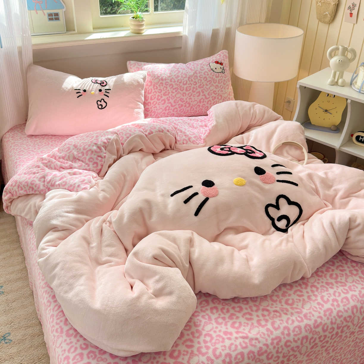 91家纺网 家纺一手货源 找家纺 一霖家纺 2025新款小清新牛奶绒毛巾绣四件套-第二波 豹纹KT粉