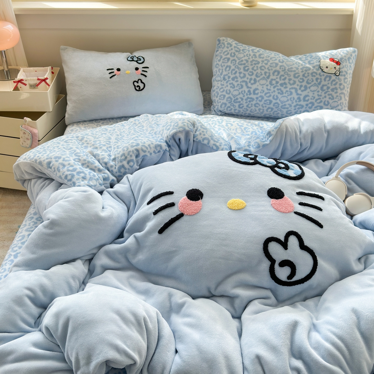 91家纺网 家纺一手货源 找家纺 一霖家纺 2025新款小清新牛奶绒毛巾绣四件套-第二波 豹纹KT蓝