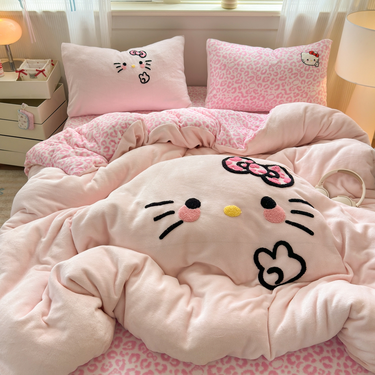 91家纺网 家纺一手货源 找家纺 一霖家纺 2025新款小清新牛奶绒毛巾绣四件套-第二波 豹纹KT粉