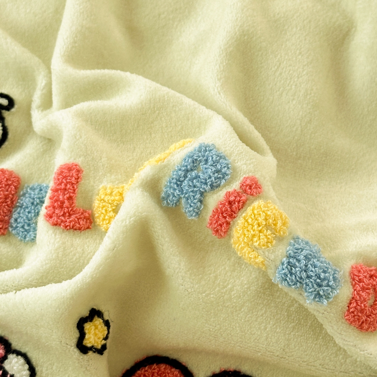 91家纺网 家纺一手货源 找家纺 一霖家纺 2025新款小清新牛奶绒毛巾绣四件套-第二波 小新派对绒