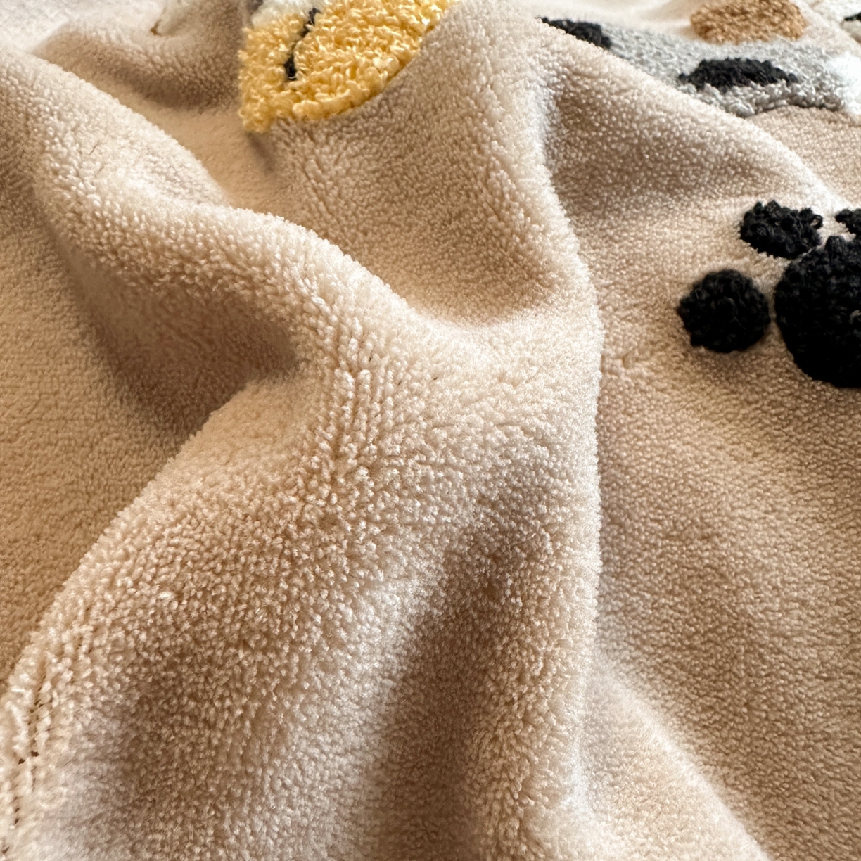 91家纺网 家纺一手货源 找家纺 一霖家纺 2025新款小清新牛奶绒毛巾绣四件套-第二波 豹纹腊肠狗