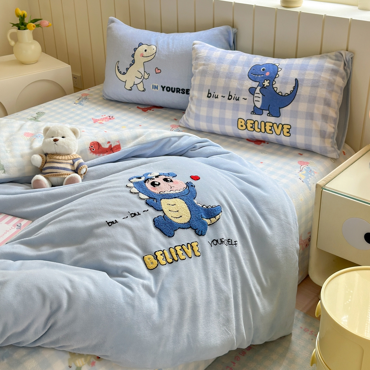 91家纺网 家纺一手货源 找家纺 一霖家纺 2025新款小清新牛奶绒毛巾绣四件套-第二波 魔法恐龙