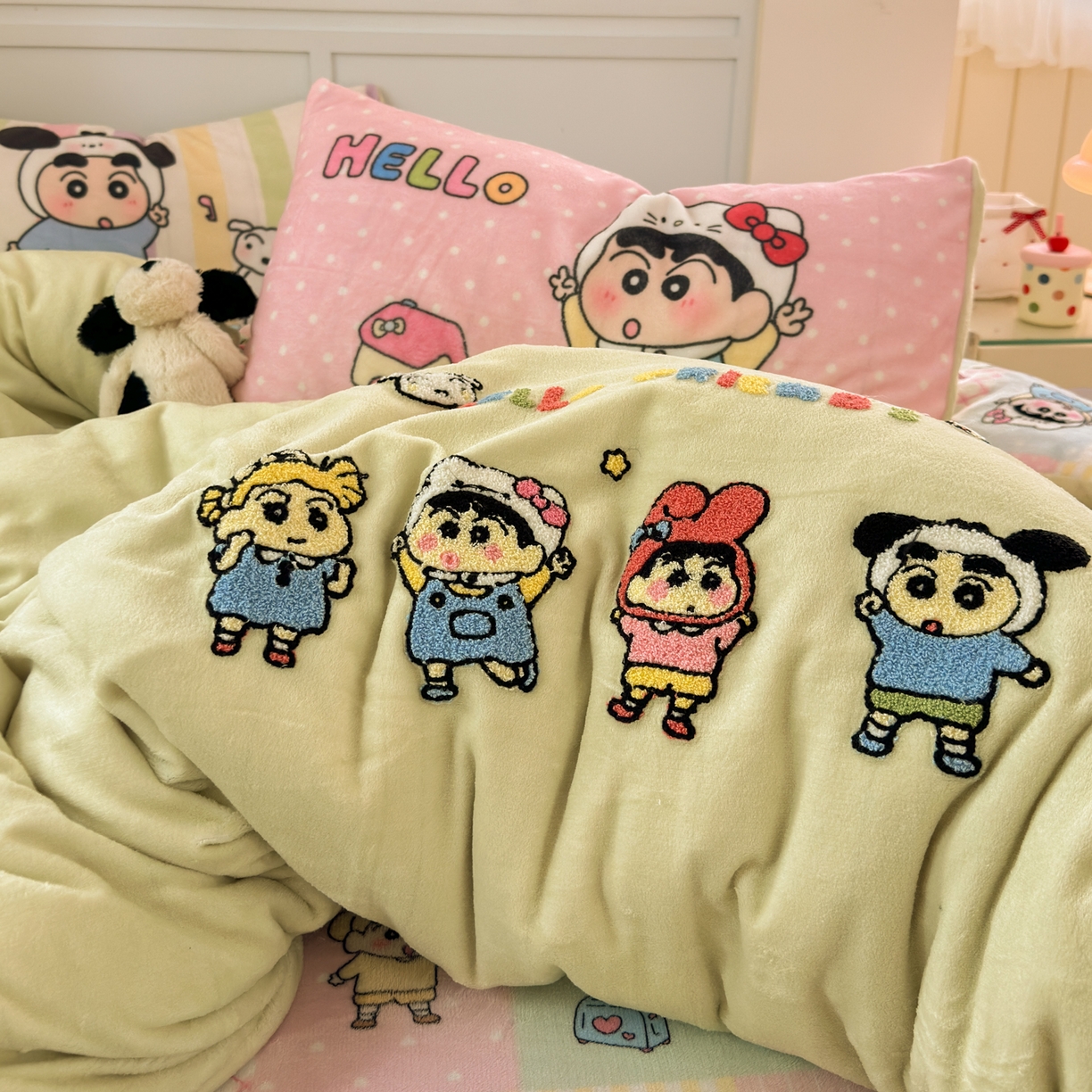 91家纺网 家纺一手货源 找家纺 一霖家纺 2025新款小清新牛奶绒毛巾绣四件套-第二波 小新派对绒