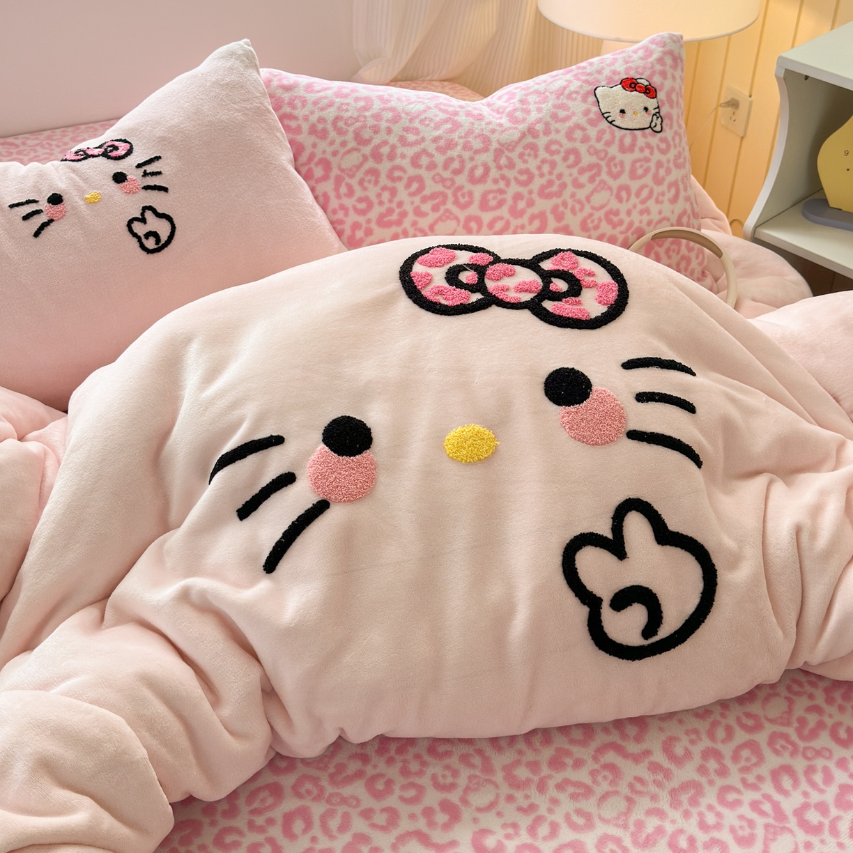 91家纺网 家纺一手货源 找家纺 一霖家纺 2025新款小清新牛奶绒毛巾绣四件套-第二波 豹纹KT粉