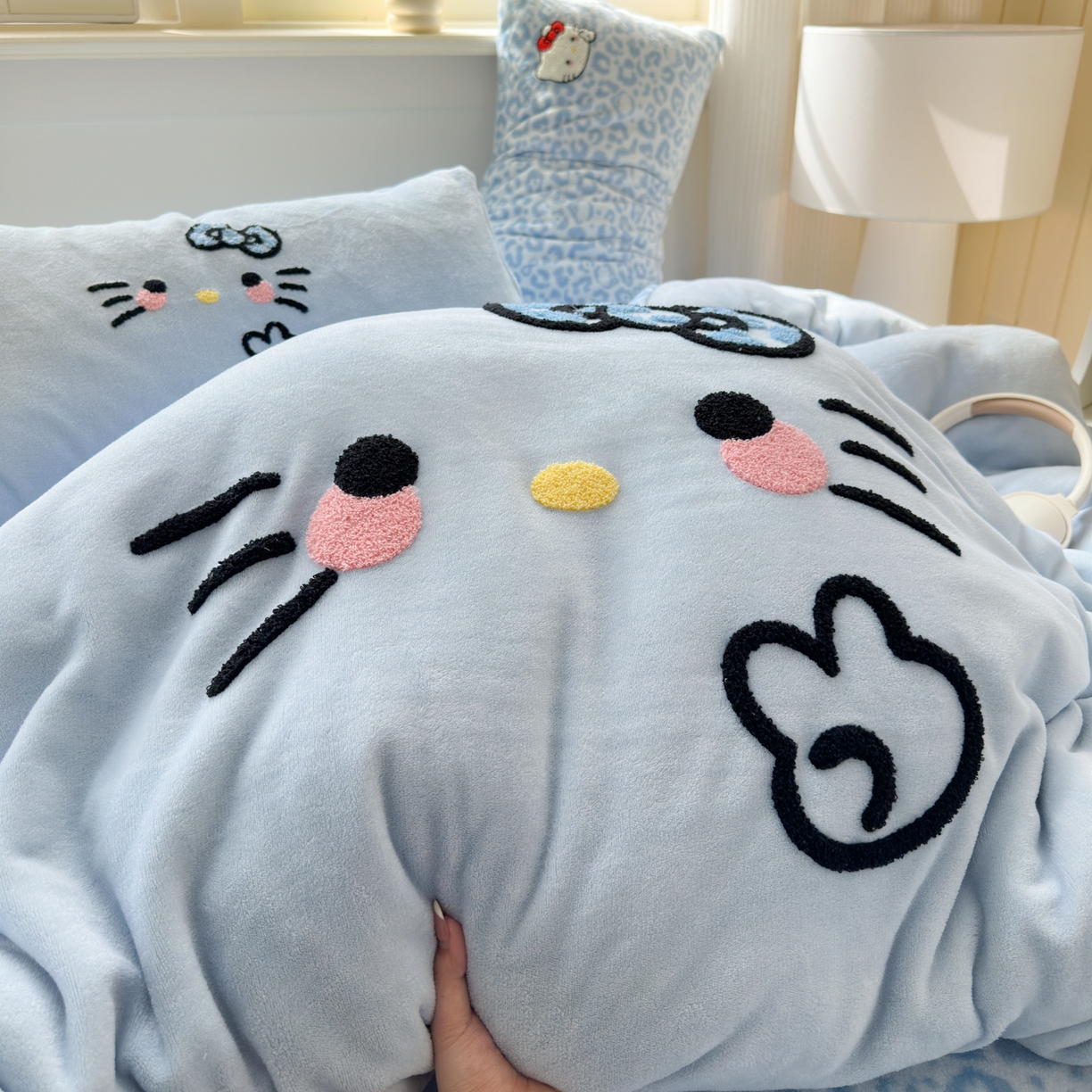 91家纺网 家纺一手货源 找家纺 一霖家纺 2025新款小清新牛奶绒毛巾绣四件套-第二波 豹纹KT蓝