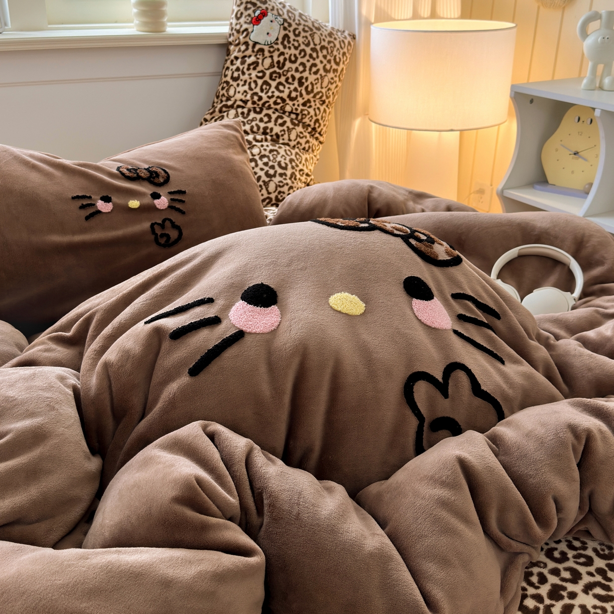 91家纺网 家纺一手货源 找家纺 一霖家纺 2025新款小清新牛奶绒毛巾绣四件套-第二波 黑皮KT咖