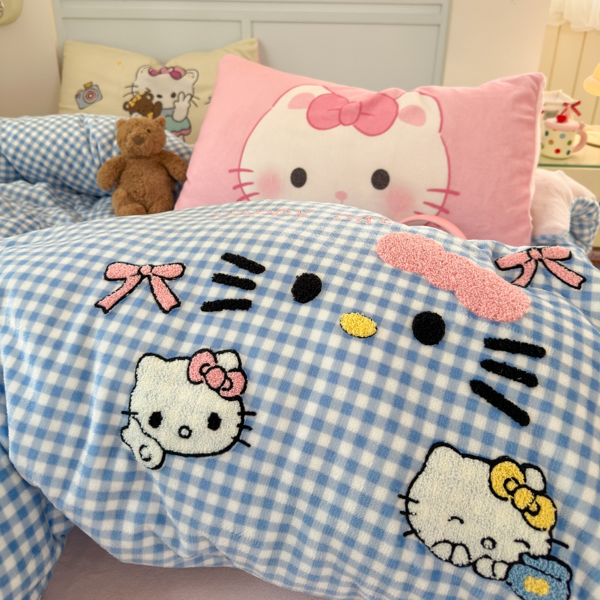 91家纺网 家纺一手货源 找家纺 一霖家纺 2025新款小清新牛奶绒毛巾绣四件套-第二波 绒蕾拉小猫