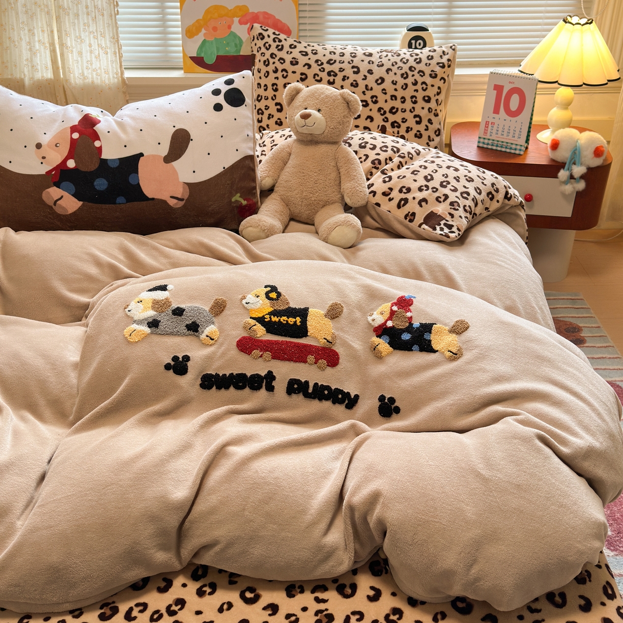 91家纺网 家纺一手货源 找家纺 一霖家纺 2025新款小清新牛奶绒毛巾绣四件套-第二波 豹纹腊肠狗