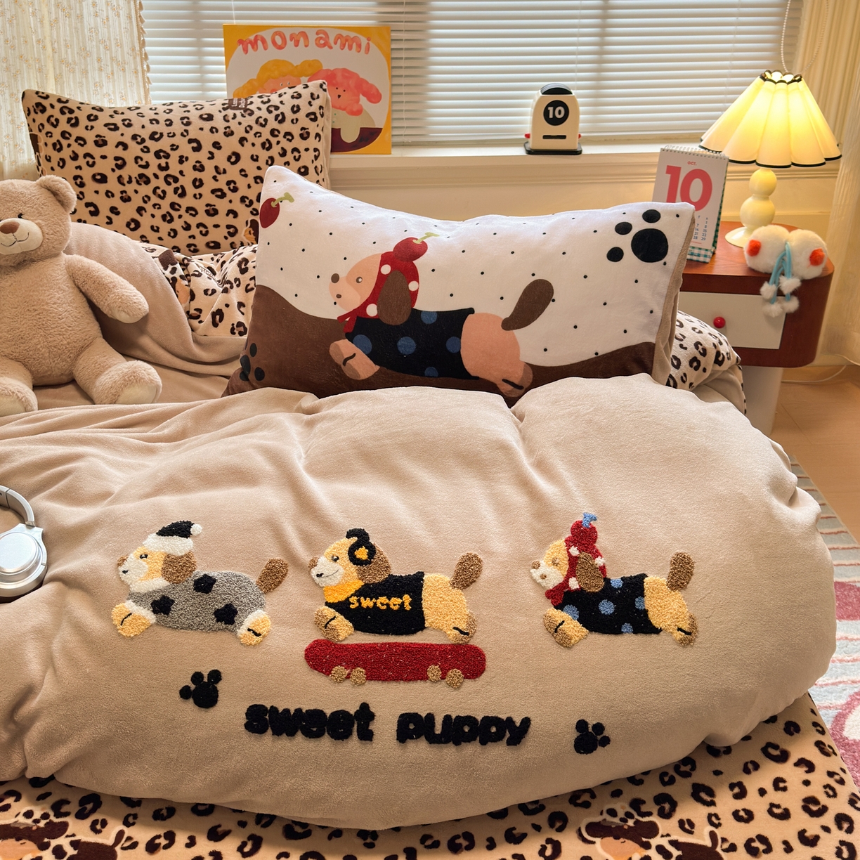 91家纺网 家纺一手货源 找家纺 一霖家纺 2025新款小清新牛奶绒毛巾绣四件套-第二波 豹纹腊肠狗