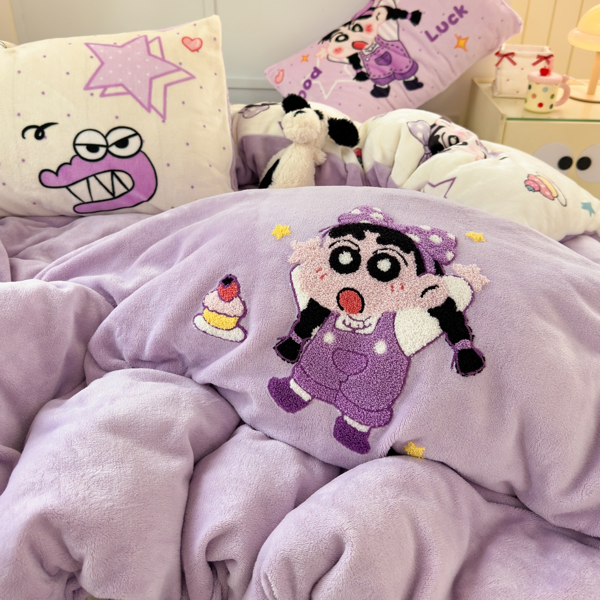 91家纺网 家纺一手货源 找家纺 一霖家纺 2025新款小清新牛奶绒毛巾绣四件套-第二波 甜品小新紫绒